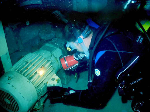 Dive HMAS Brisbane - Her Story Image Gallery: Paul from Blue Water Dive in Engine Room